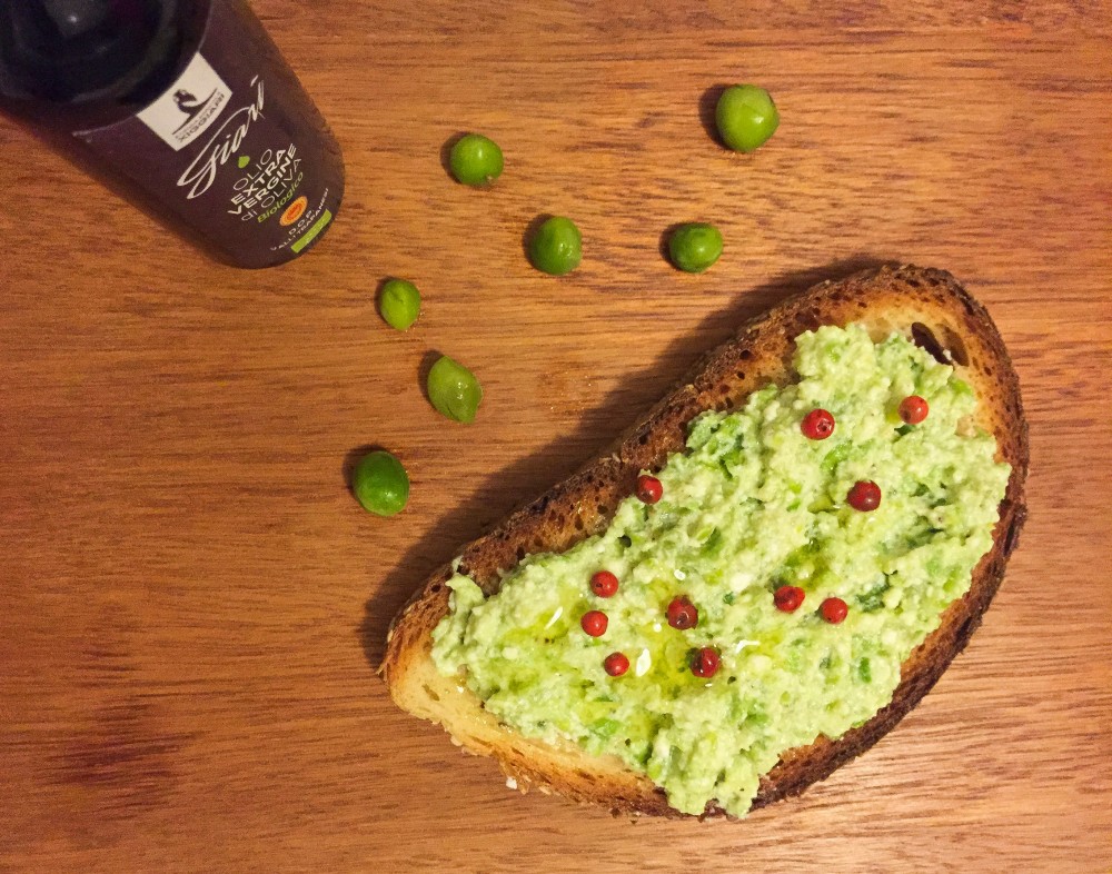 Bruschetta ricotta e piselli